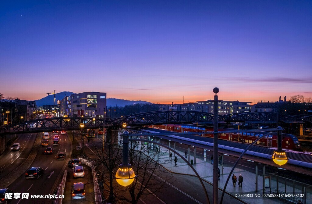 城市黄昏交通景象