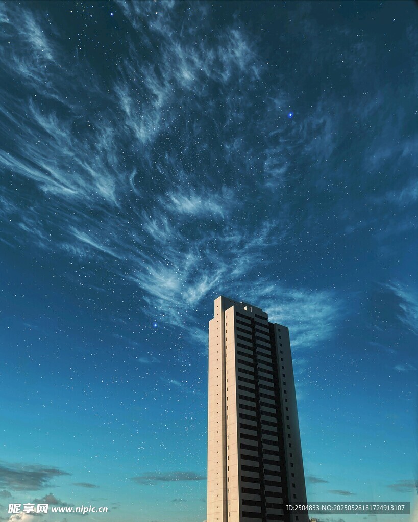 高耸大楼与蔚蓝天空