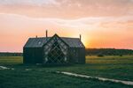 夕阳下的草原小屋