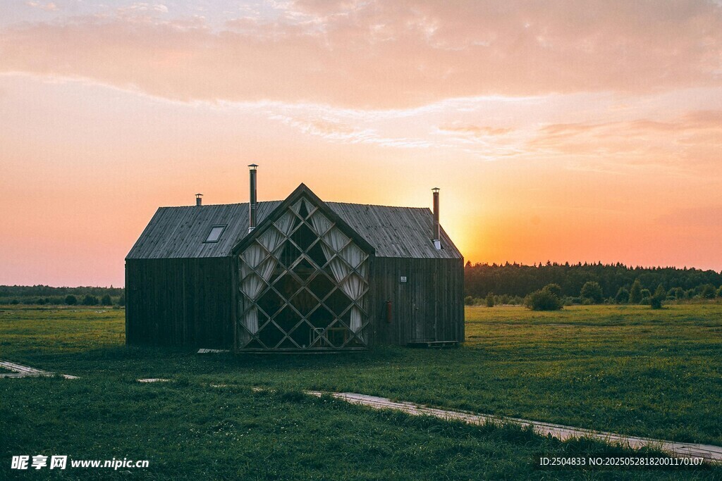 夕阳下的草原小屋