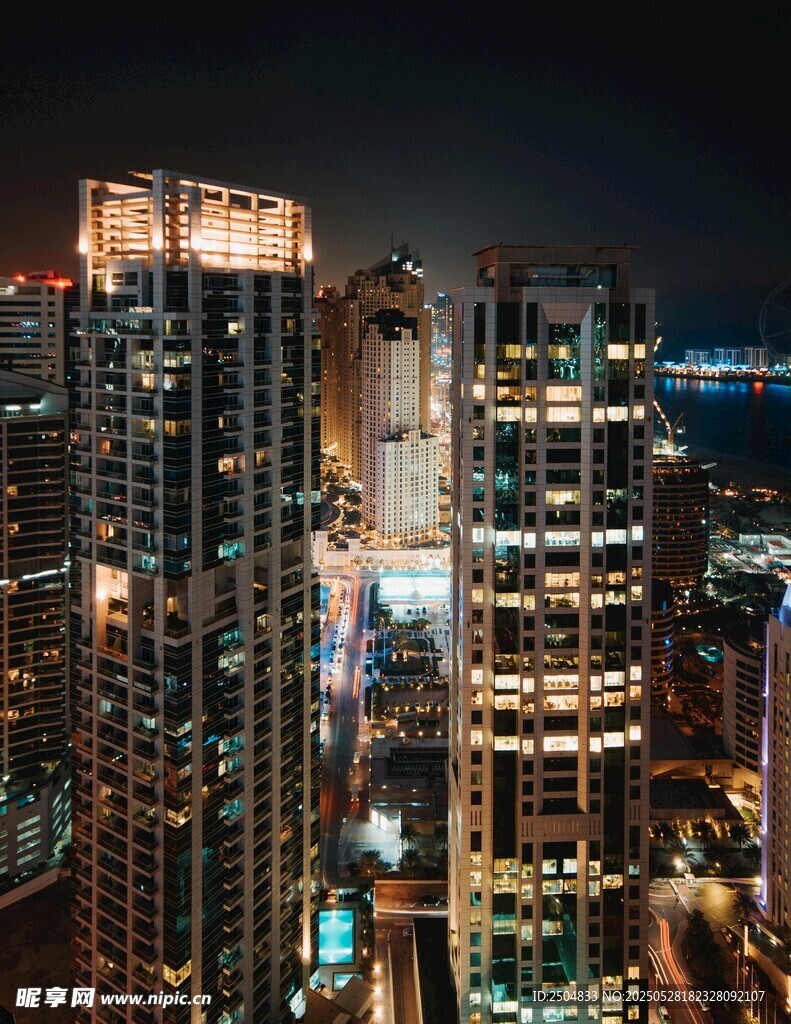 都市璀璨夜景俯瞰图