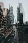 城市繁忙街道与高楼景观