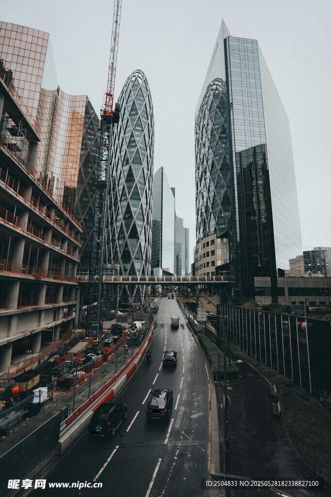 城市繁忙街道与高楼景观