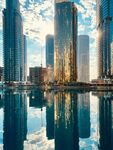 城市天际线与水面倒影景观