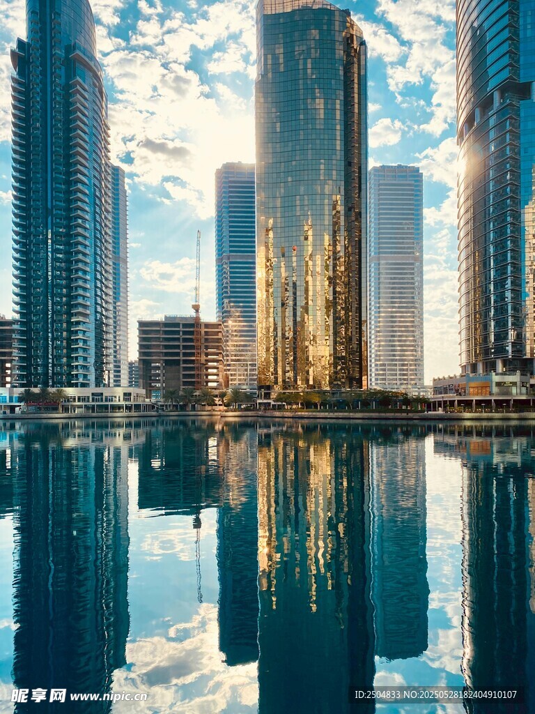 城市天际线与水面倒影景观
