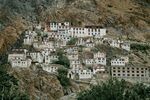 山间错落有致的白色建筑群