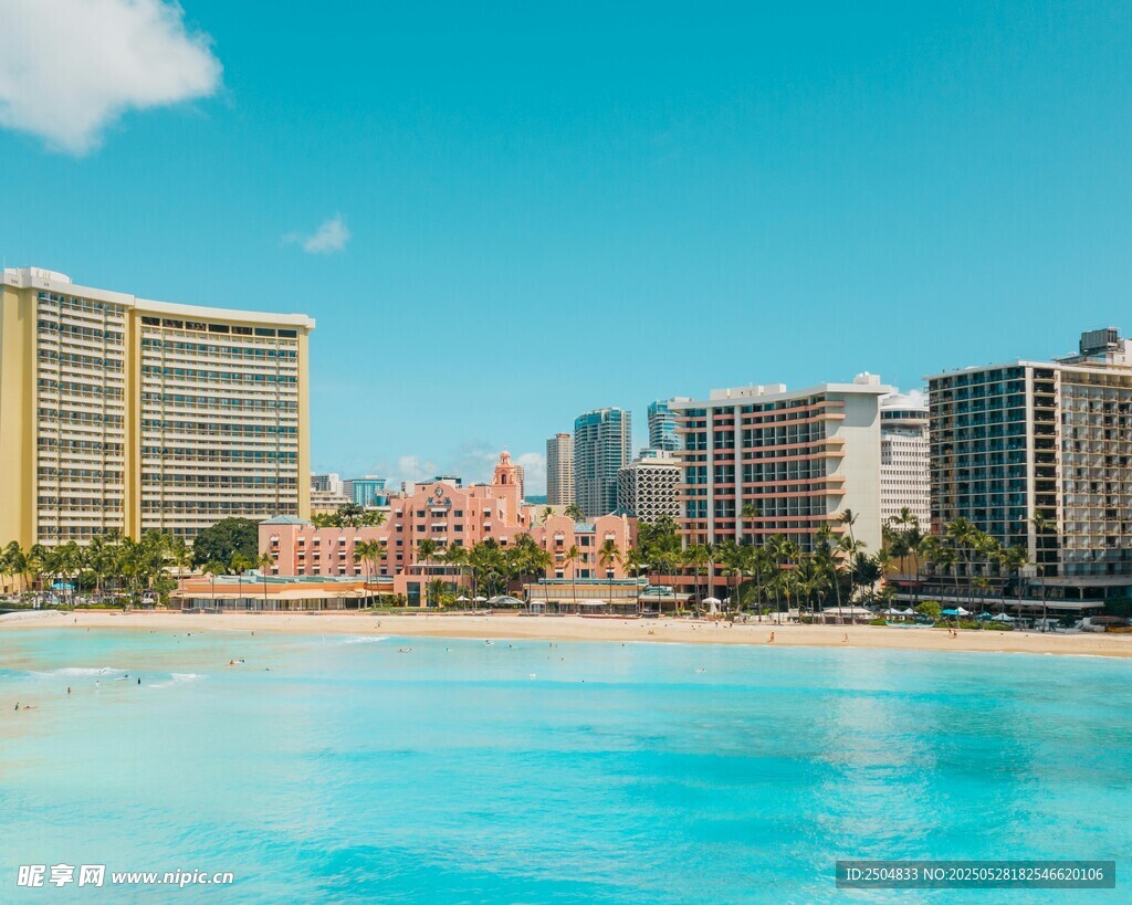 海滨城市的美丽泳池景观