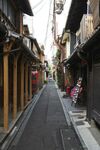 日式古朴小巷街道景象