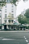 街边的白色建筑酒店