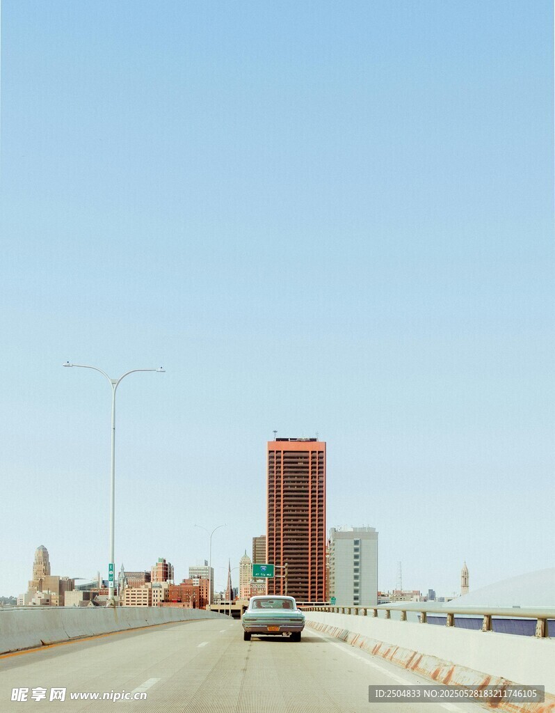 城市公路上的行驶景象