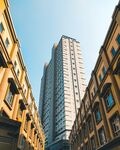 城市中高楼与低矮建筑相映