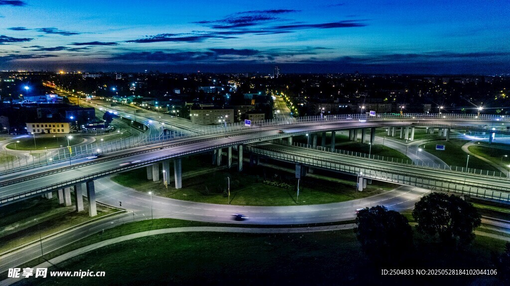 城市立交桥夜景俯瞰