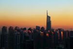 夕阳下的繁华都市天际线