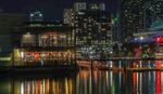 城市河畔璀璨夜景