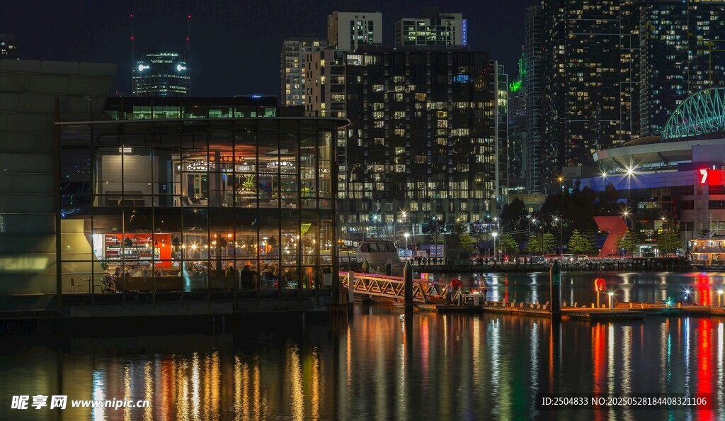 城市河畔璀璨夜景