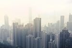 雾中都市高楼景观