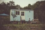 乡村中的浅蓝色小屋