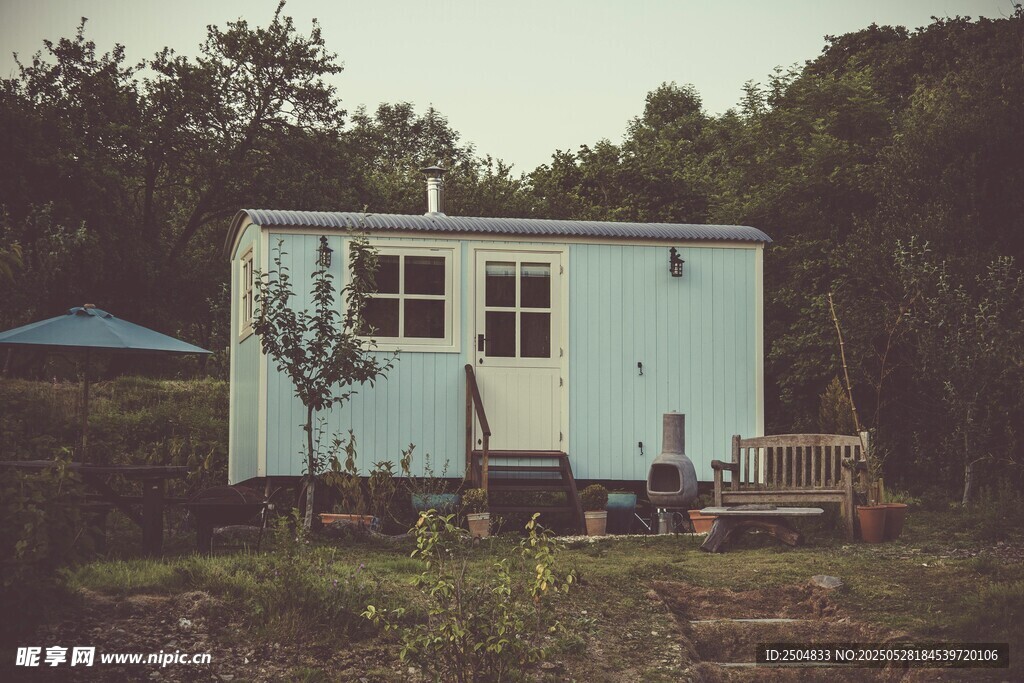 乡村中的浅蓝色小屋