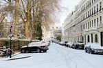 冬日雪后街道的静谧景象