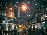 雪夜中的温馨街道景象