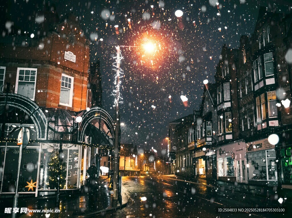 雪夜中的温馨街道景象