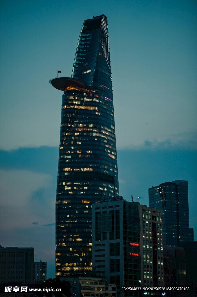 夜幕下的摩天大楼与飞行器
