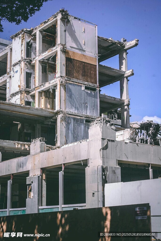 废弃破败的多层建筑