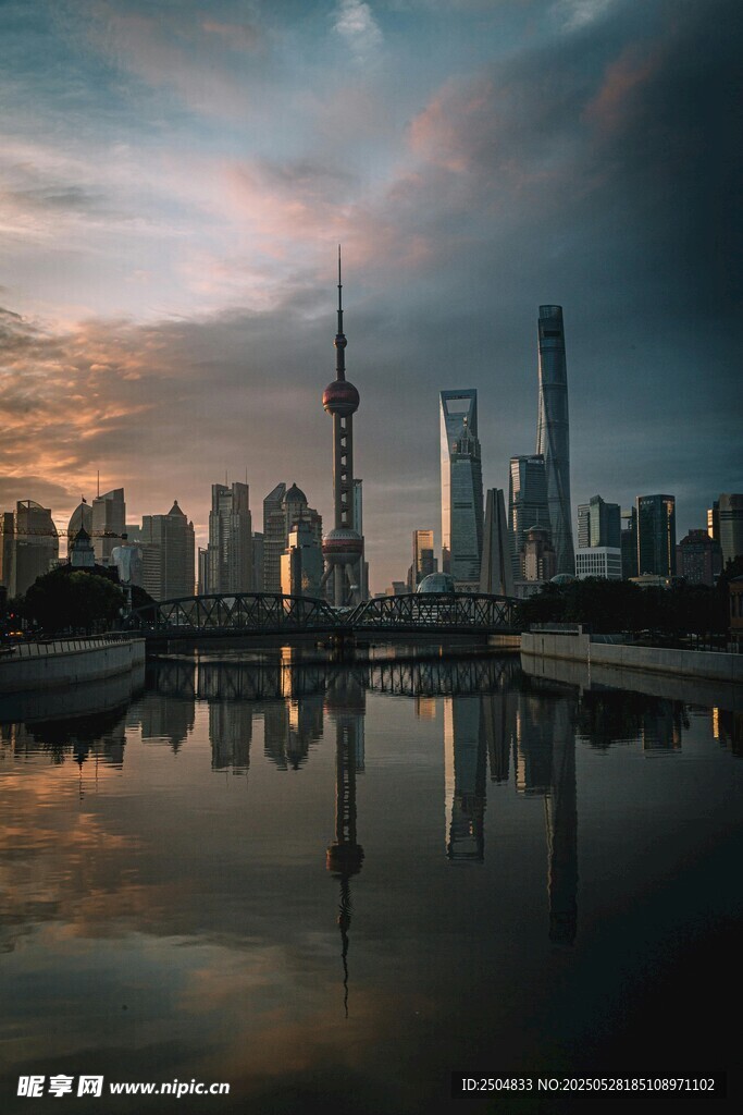 上海城市天际线美丽倒影