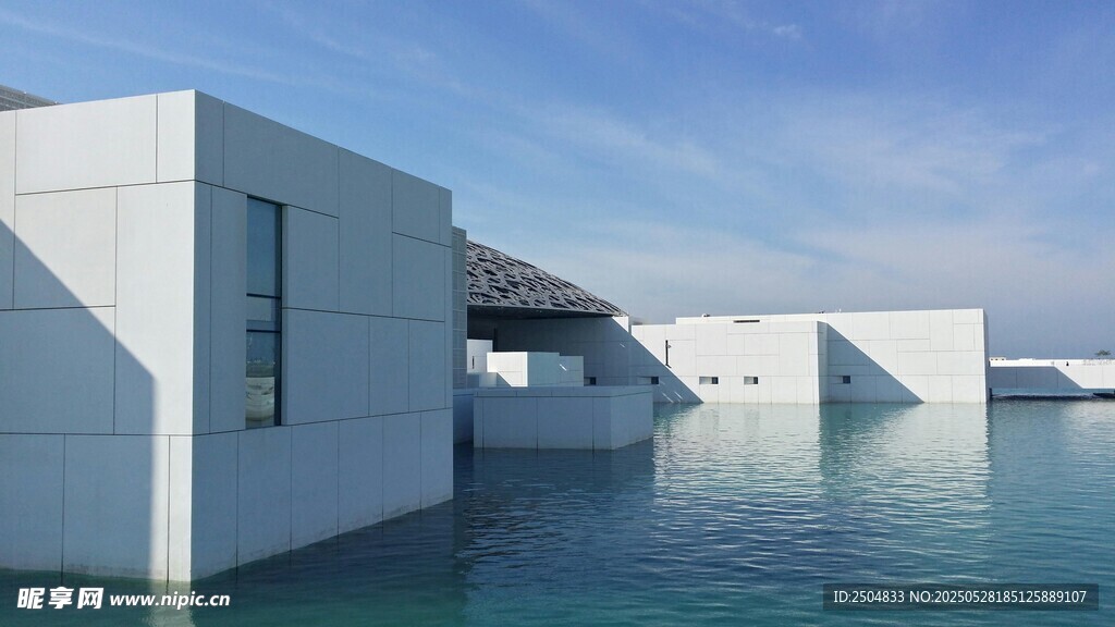 水上白色建筑景观
