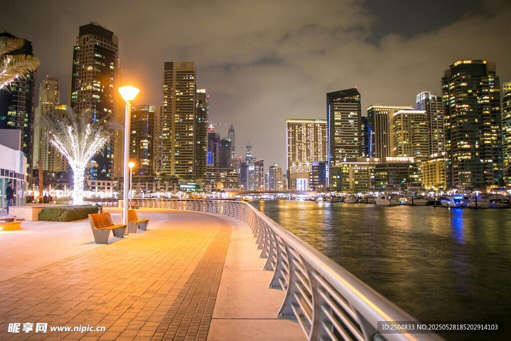 城市河畔夜景迷人风光