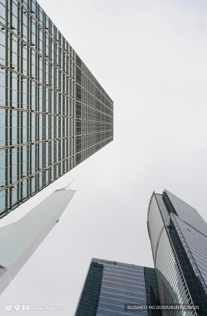 仰视现代摩天大楼建筑群