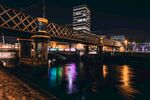 城市夜景下的河畔桥梁