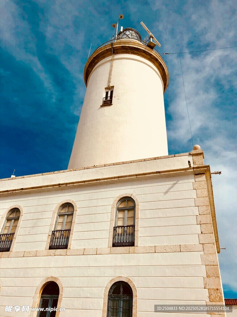 海边白色灯塔建筑景观