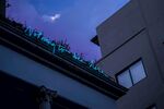 夜幕下的建筑与天空景象