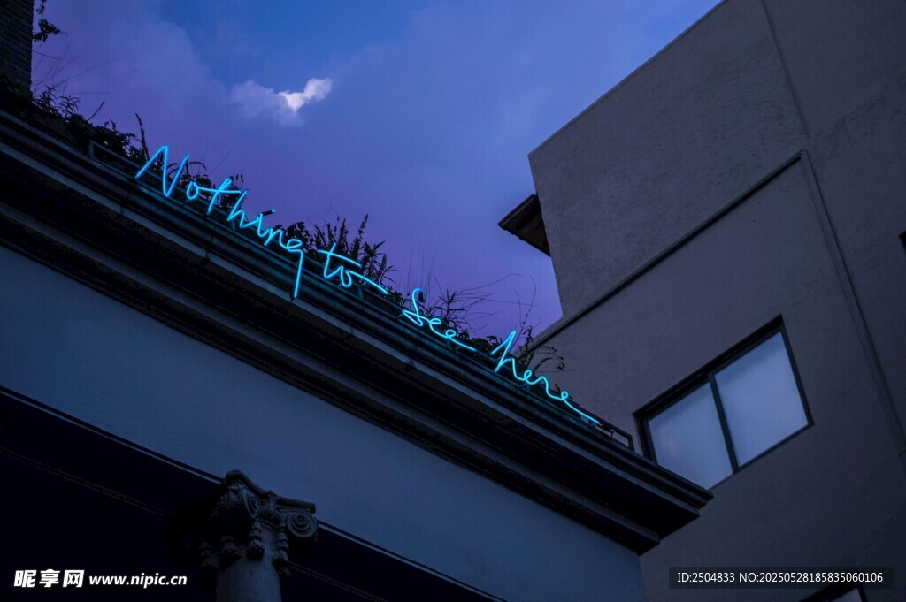 夜幕下的建筑与天空景象