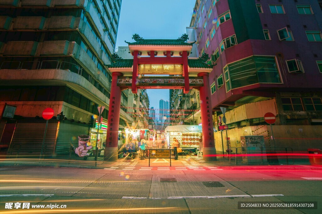 城市中的日式鸟居夜景