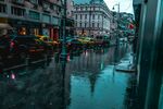 雨中城市街道的积水倒影