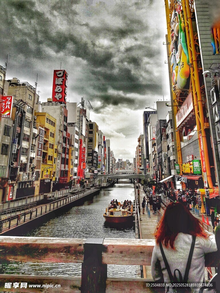 日本城市河畔繁华街景