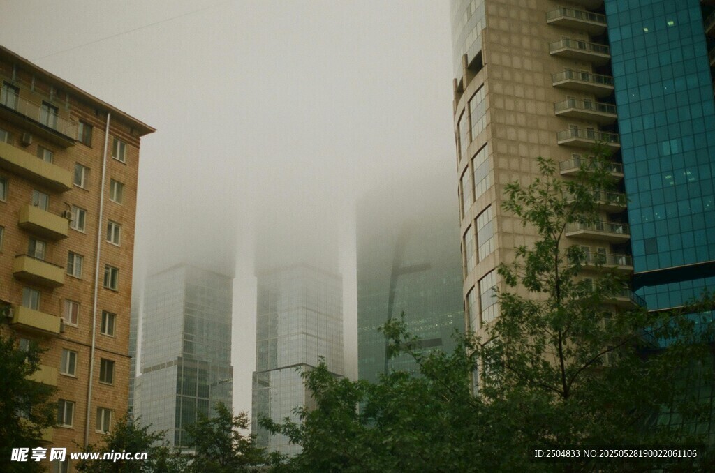 雾中高楼林立的城市景象