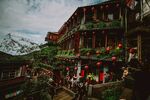 山间绿植环绕的特色建筑
