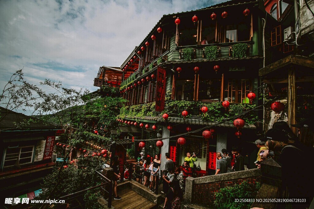 山间绿植环绕的特色建筑