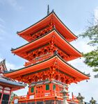 日本传统红色多层塔楼建筑