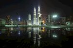 吉隆坡双子塔夜景倒影