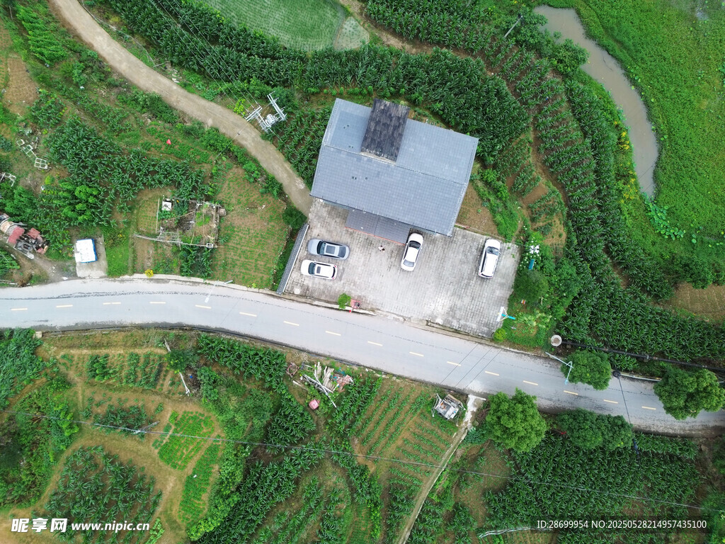 俯瞰山间小屋与蜿蜒道路