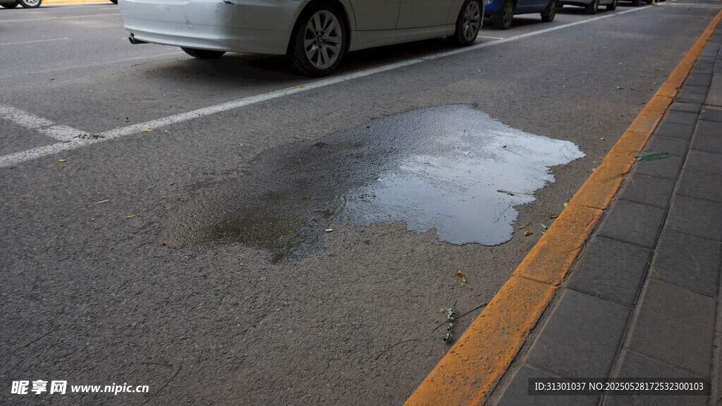 路面积水在道路边缘