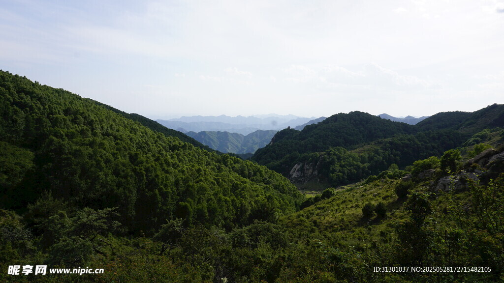 青山连绵的秀丽山间景色