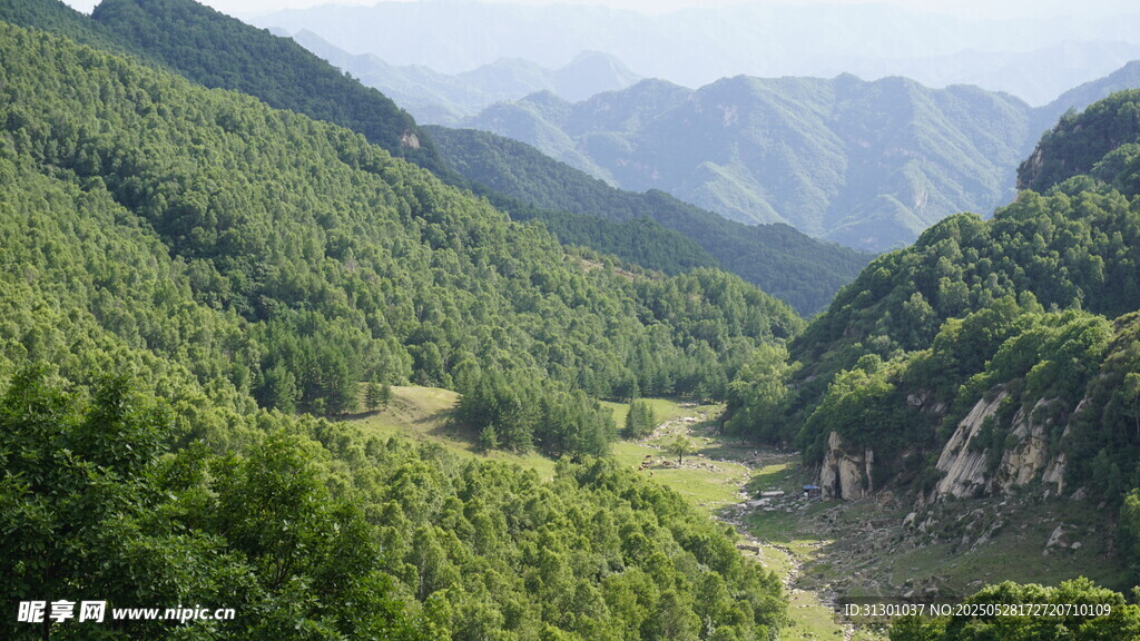 青山翠谷间的秀丽风光