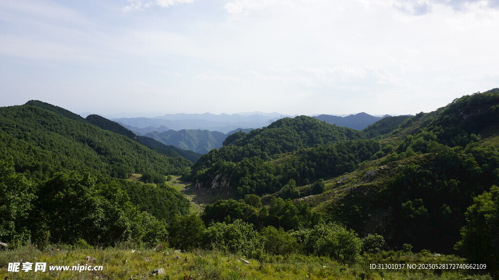青山连绵的秀丽山间景色