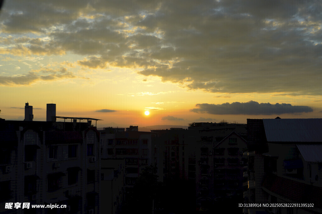 夕阳下的城市建筑景观