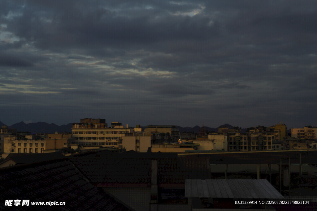 黄昏下的城市屋顶景观
